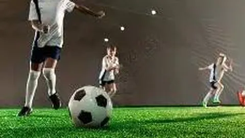 李小璐勇闯水下挑战显专业精神，女儿甜馨温馨支持传佳话