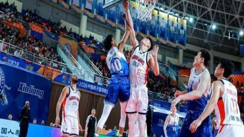 PSV埃因霍温上演5-1超级盛宴，蒂尔帽子戏法闪耀，J-费尔曼助威大胜阿尔克马尔！